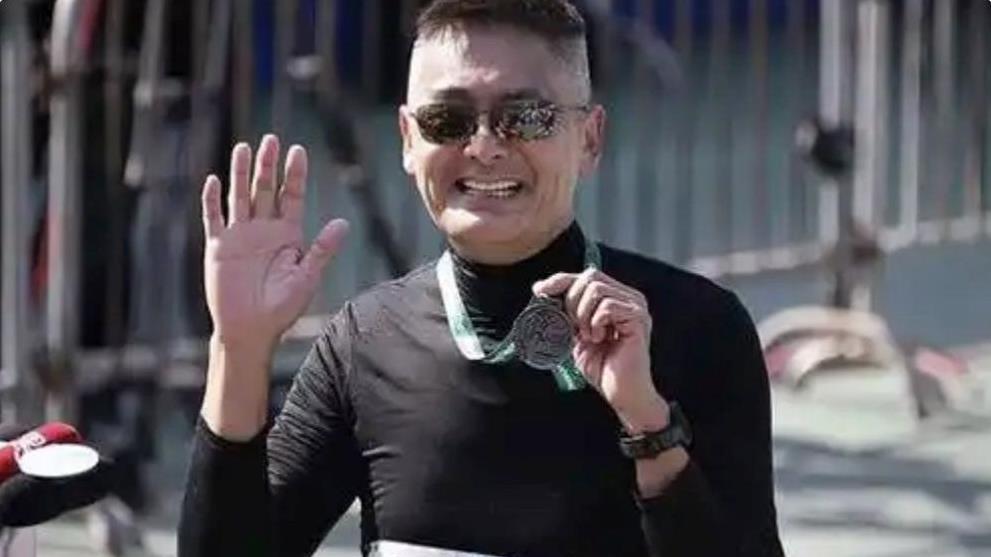 明星跑马拉松！黄圣依嫩了，赵雅芝似姐弟