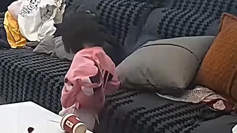 女童被四岁男孩筷子戳屁股后续：双方父母开撕，这家人都有问题！