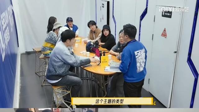 《一路繁花》带一群老太太密室逃脱，人均60岁的桌游搭子有