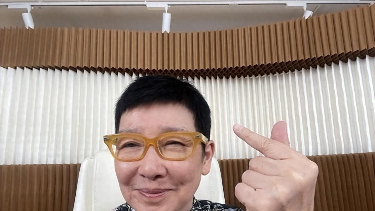 香港金牌主持坚拒道歉！懒理被指职场霸凌，人缘佳与圈中名人聚会