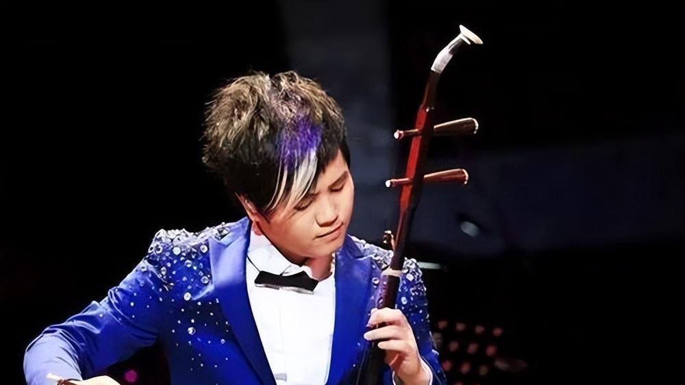 14岁开演唱会，23岁一首歌狂赚2亿，29岁成大学教授，他的人生充满传奇