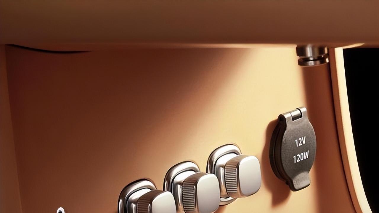 零跑D19座舱渲染图曝光，搭载后排失重感座椅，2026年上半年发售