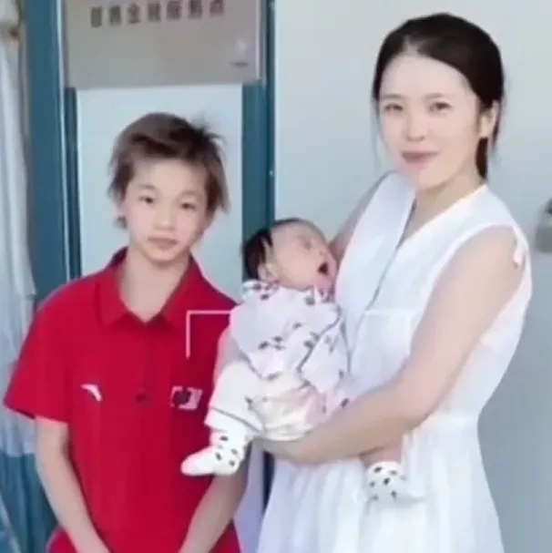 抱着孩子的女子和全红婵这张照片的背后，隐藏着一个鲜为人知的故事，当时看哭了无数人