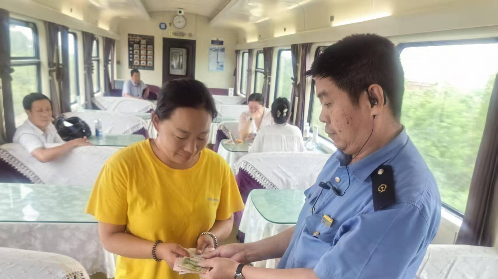 套袖藏金闪亮归 列车暖流载真情