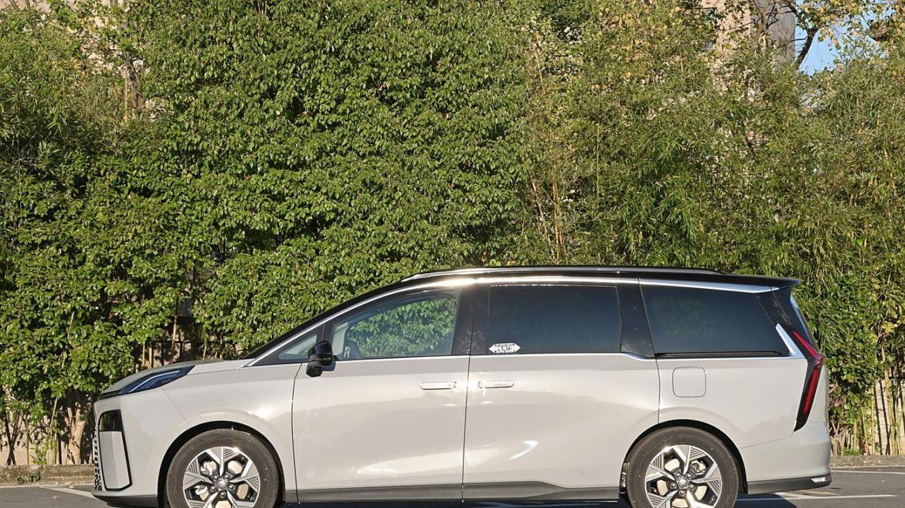 全新中型MPV上市，不足15万起轴距近3米，配贯穿大屏，搭2.0T+9AT