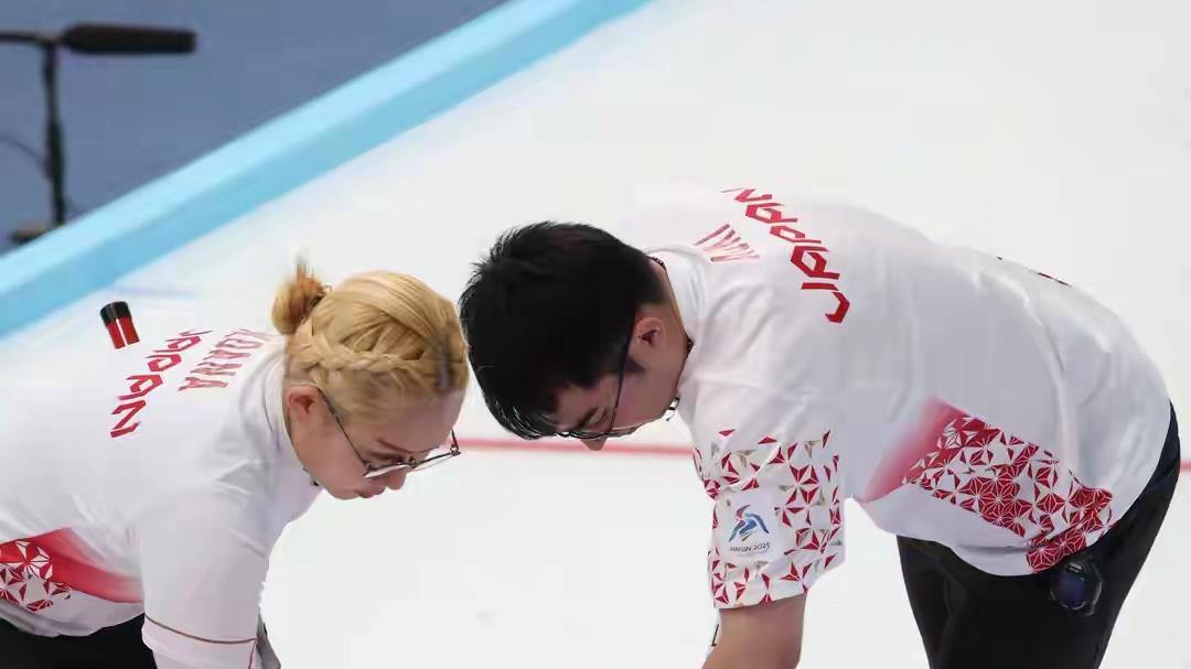 米兰冬奥会冰壶混双资格赛日本组合小穴桃里与青木豪表现出色