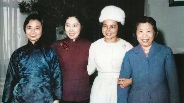 她是中国第一外交夫人，在36岁时曾惊艳世界，却在52岁遗憾离世