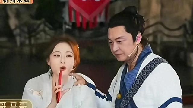 6月21日晚，63岁马景涛在杭州表演时晕倒，倒下时眼神涣散