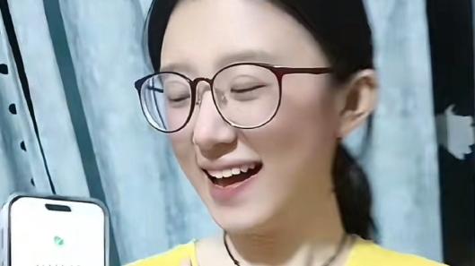 这个训斥女儿打游戏的较真阿姨，一个行为让网友们集体破防了