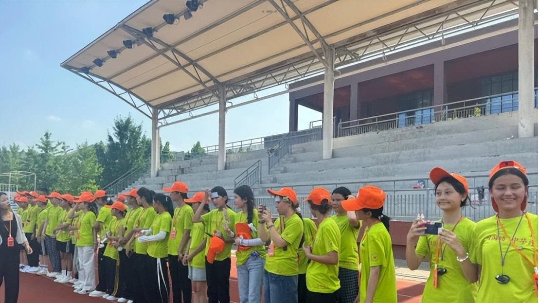 跨越千里绿茵相聚：新疆伊犁少年携手人大附中学子谱就团结新篇章