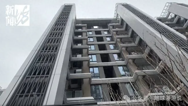 武汉54层顶楼上楼违建，竟成“空中别墅”！居民头顶上的危机谁来管？
