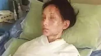 一句抱怨，竟酿成大祸！火锅店里，女子催促加汤未果，怒火攻心，破口大骂服务员，谁知