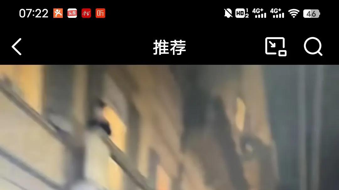 这人气，简直像磁铁一样，牢牢吸住所有人的目光！看看肖战这阵势，走到哪儿都是人潮汹