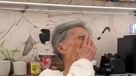 伊能静儿子去庾澄庆家做客，92岁奶奶满头白发牙掉光，与儿媳同住