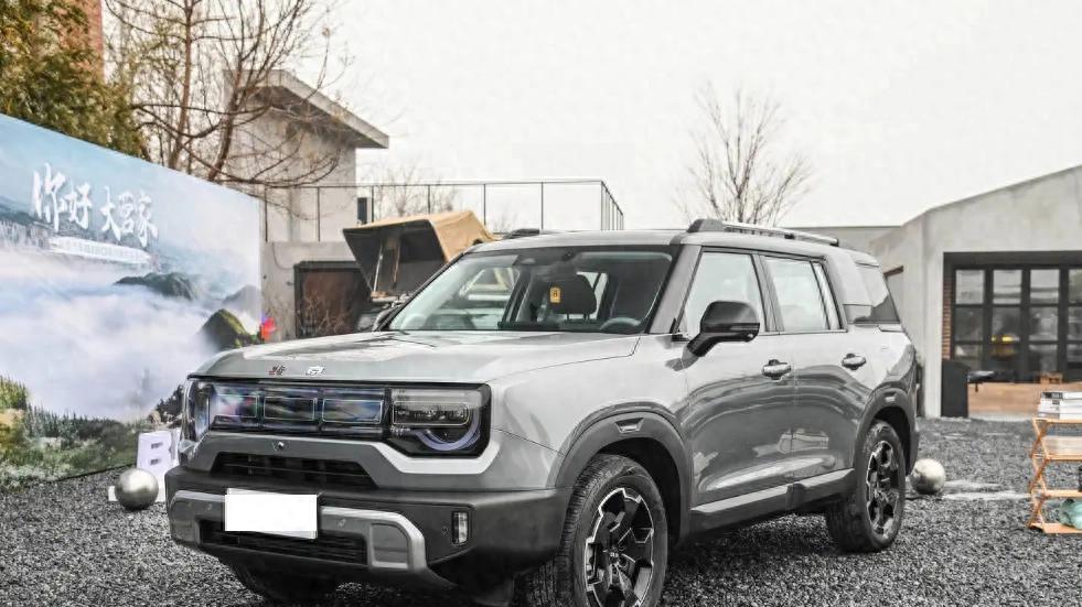 全新BJ30车长超4米7，造型时尚，还不足10万