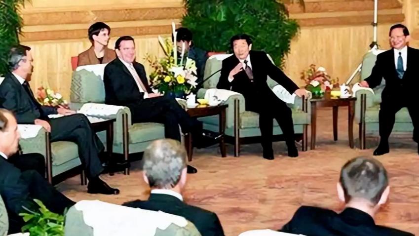 1999年德国总理施罗德访华，发生了什么事，28小时后就匆匆离开？