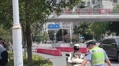 5岁萌娃举报妈妈不给自己戴头盔！引交警称赞