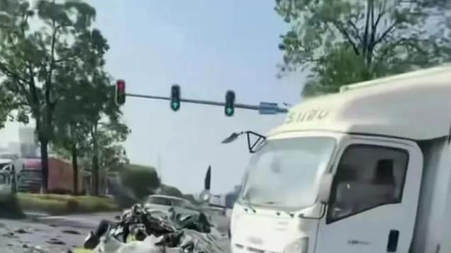 广东河源车祸后续，目击者：小车女司机在撞击前已尽力避让！