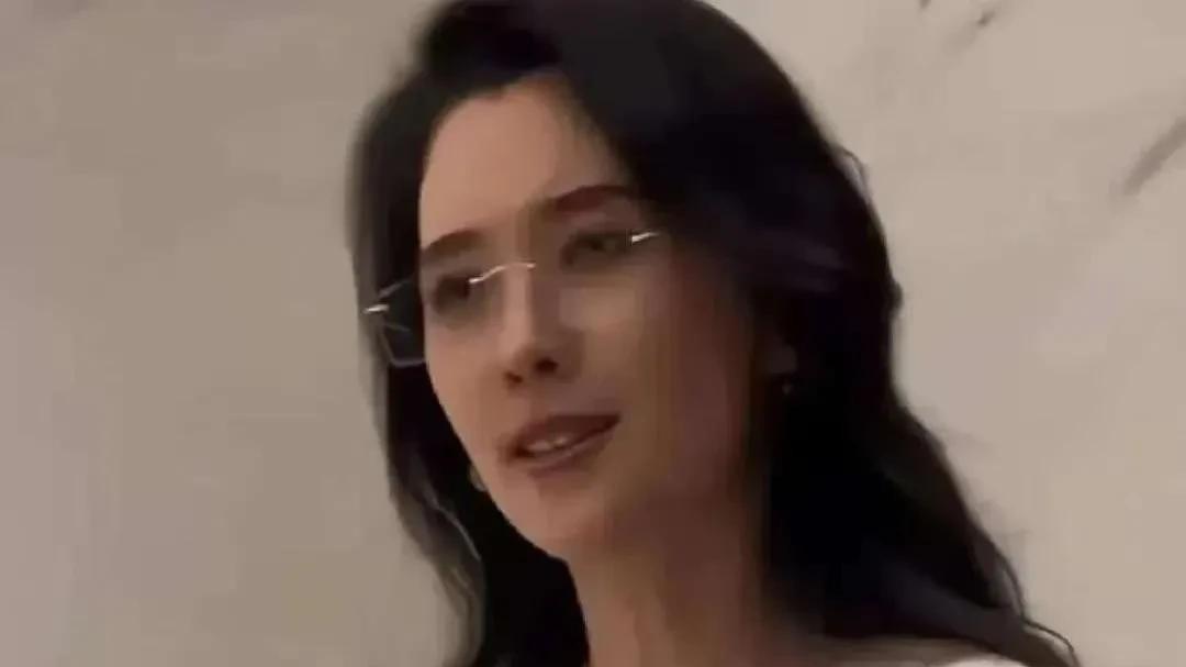 那英调侃汪峰女儿长胖了



那英和汪峰，这俩人居然还能这么聊天？简直让人不敢相