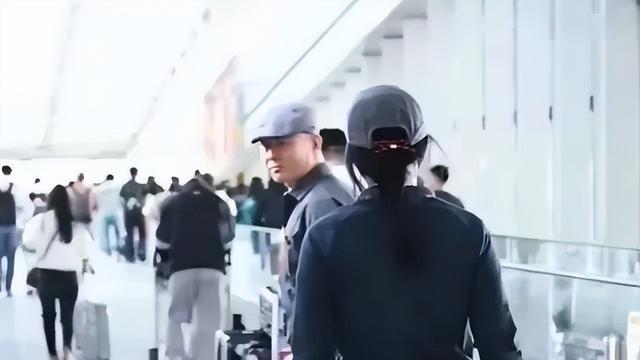 57岁歌王那英近况曝光，低调回国丈夫现身，和刀郎之争已处于下风