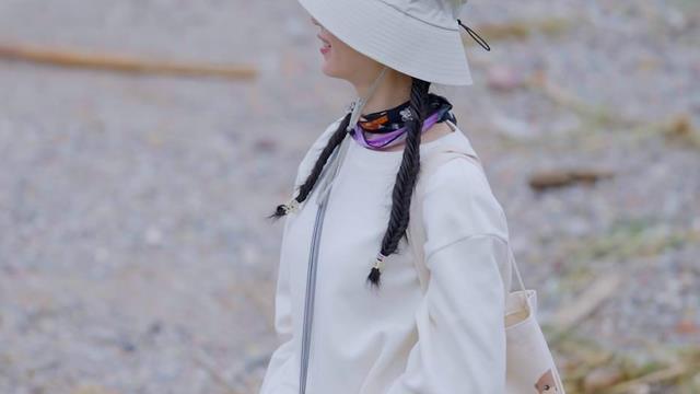 刘诗诗首次上真人秀节目，背500元的棉布包，连地瓜叶都不认识