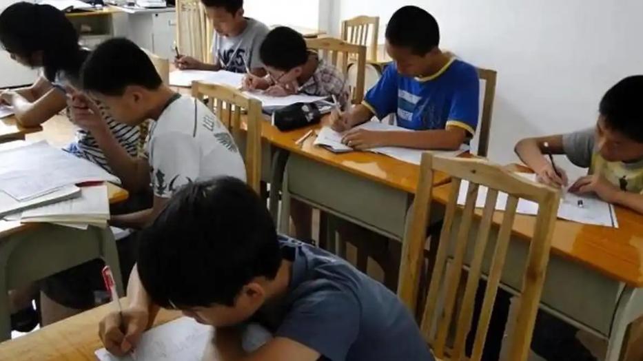 河南学生经历暑假补课“一日游”，是天气太热，还是抓得太严？