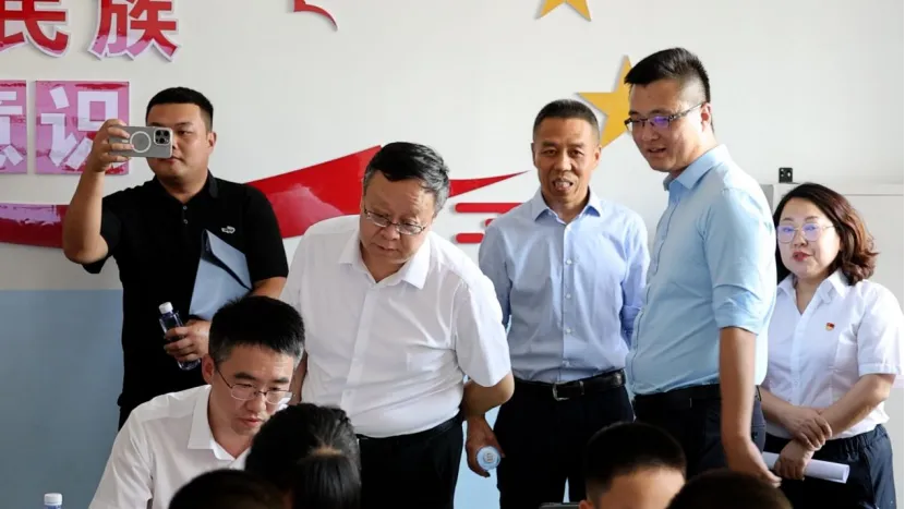 河北科技学院党委书记何新生带队赴民丰县县城小学访问交流