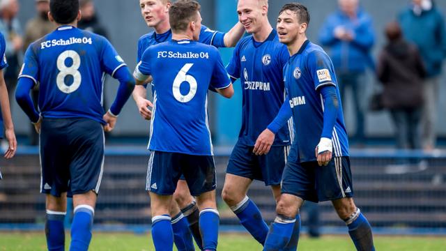 德乙焦点战前瞻：榜首沙尔克 04 客场挑战卡斯鲁厄