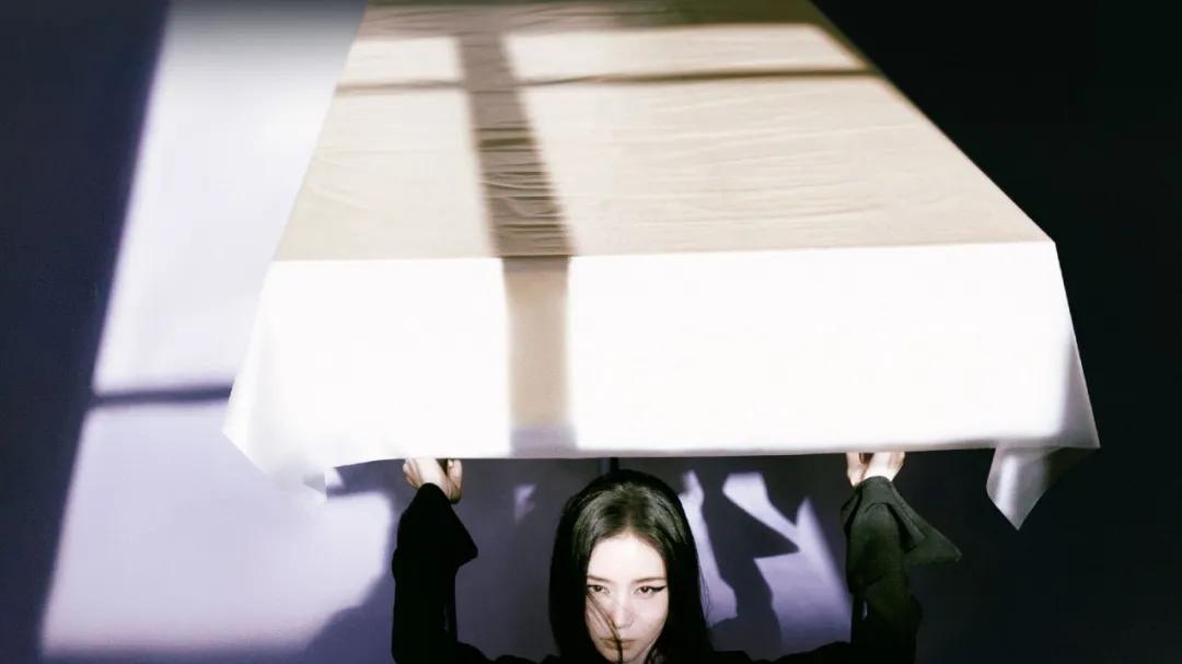 王子文可是个实实在在的“行走的衣架”