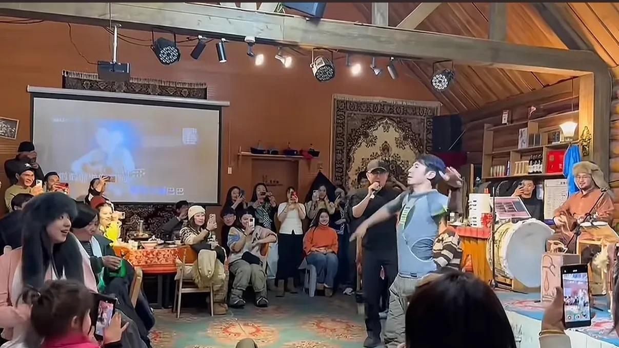 主持人撒贝宁在新疆跳舞，龙凤胎女儿给爸爸拍照，冰雪聪明颜值高