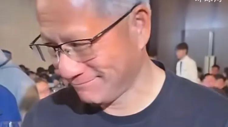 黄仁勋对华为三折爱不释手，一脸惊讶道：不可思议！说看书很合适