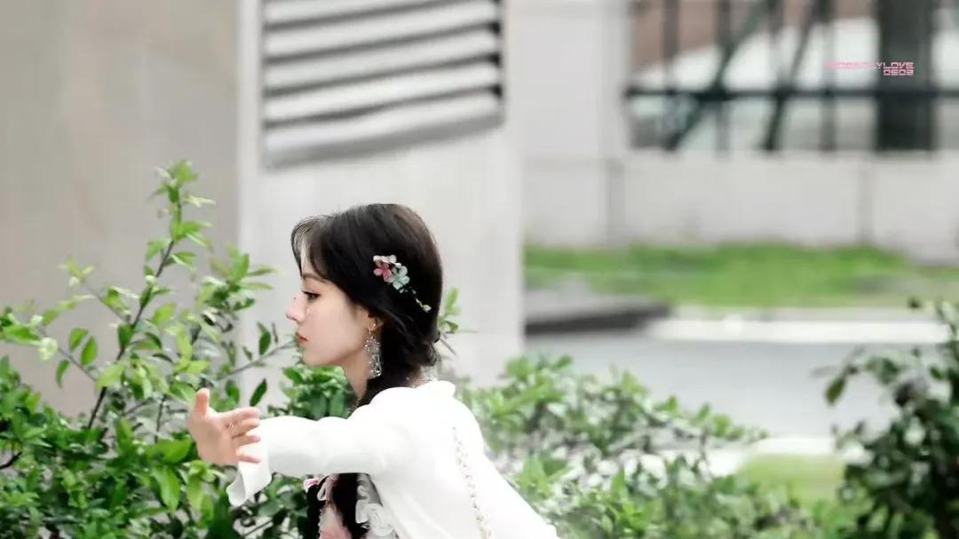 纯白针织邂逅印花裙！迪丽热巴演绎温柔又俏皮的层次感穿搭