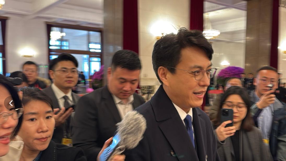 “两会”明星状态不同：靳东受追捧冯远征“端水”，霍启刚最认真！