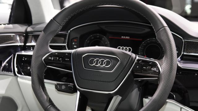 被当做“花瓶”，200万的奥迪旗舰，加长搭大V8引擎，对标S63AMG