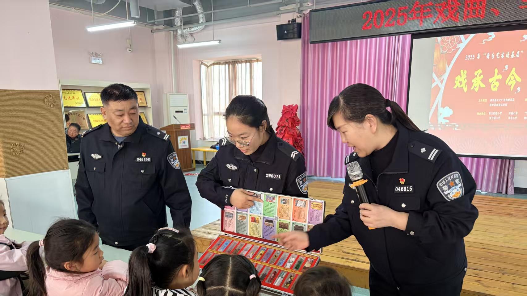 巧借戏曲舞台 “花”式禁毒宣传