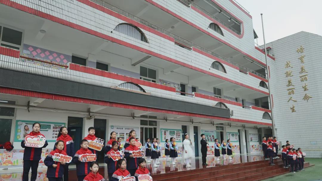 信阳市羊山新区十一小：十月星火耀校园，红领巾逐梦启新篇