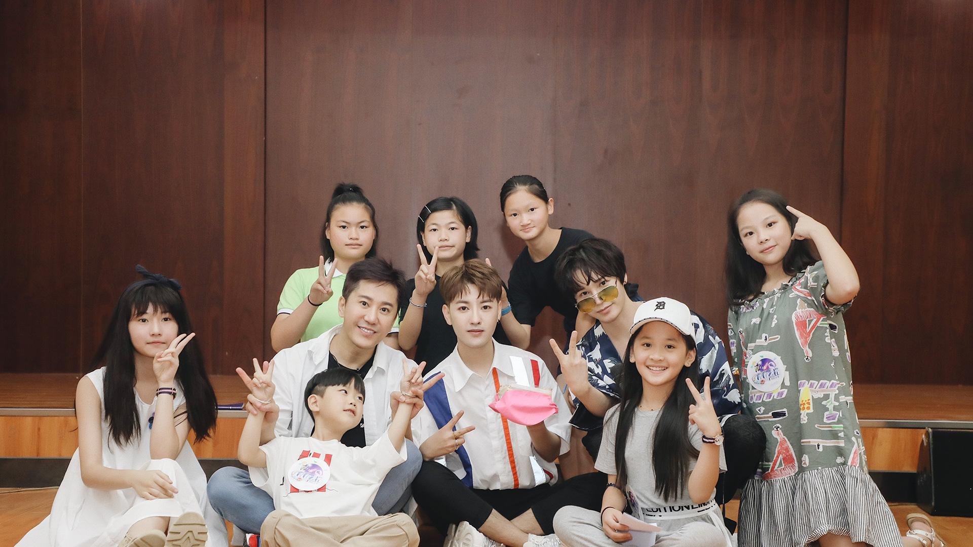 陈奕天竟被唤作"孩子王"！细数他与毛宁的暖心公益行