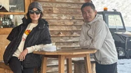 刘嘉玲晒与梁朝伟合照享受二人世界！吃披萨喝啤酒好惬意