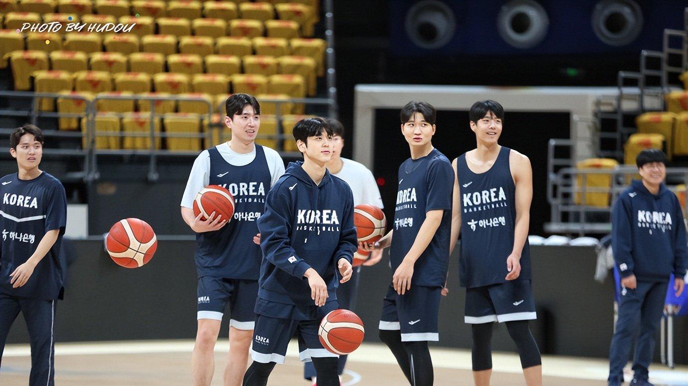 中国男篮惜败韩国队，赵睿摇头叹气，三人表现遭差评