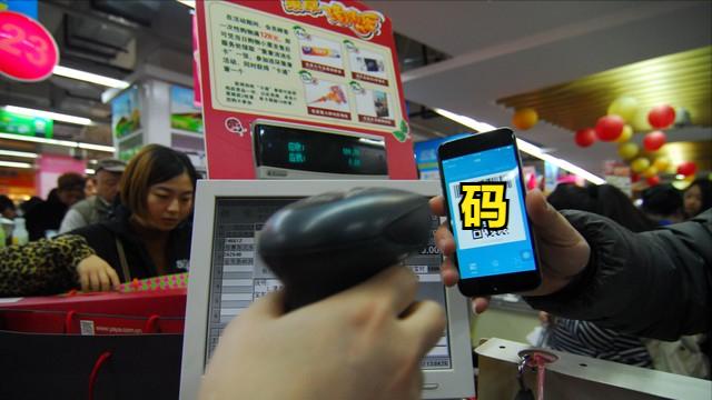 纸币在扫码枪前颤抖：1.8亿老人的消费权保卫战