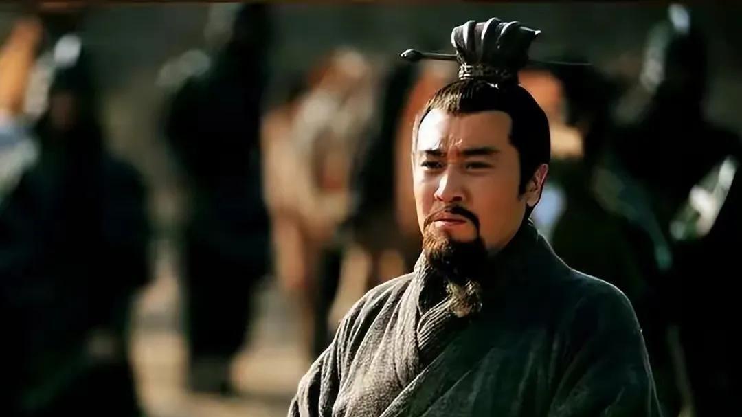 在刘备称王之前，整个集团中谁的地位高，实权大？