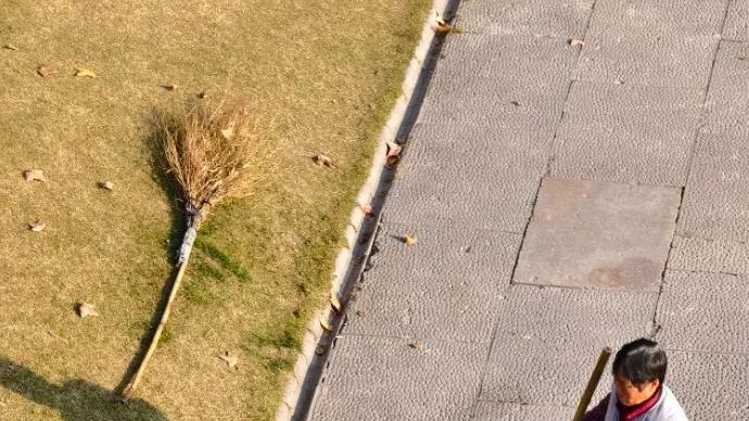 小区垃圾桶边那些弯腰捡废品的人，都在捡什么？