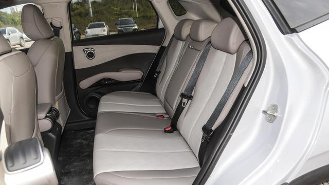 深蓝S05：510km续航+6kW外放电+15.4寸向日葵屏，元PLUS能比吗？