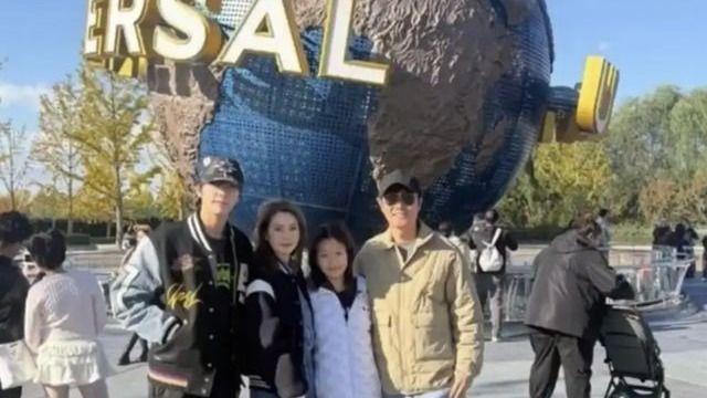 张丹峰洪欣带孩子逛环球影城，对着镜头比耶，完全看不出相差10岁