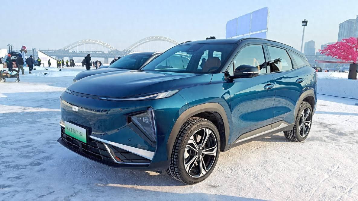 吉利银河L7 EM-i来了！实车首曝光，油耗3L级，与银河星舰7互补