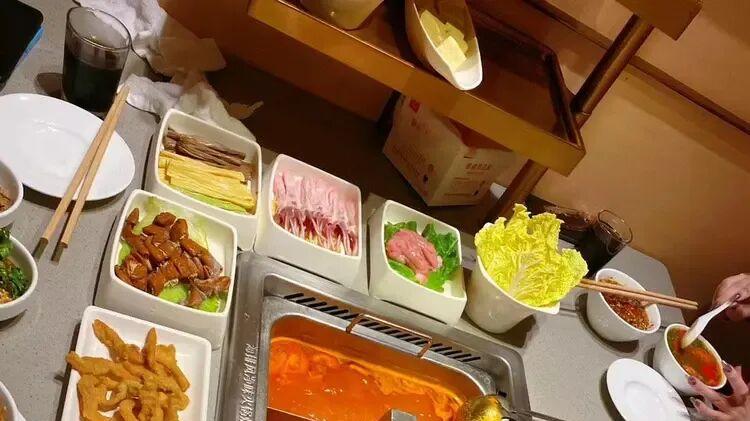 一顿217元的火锅：你嘲笑的“穷装”，是他给孩子最后的体面