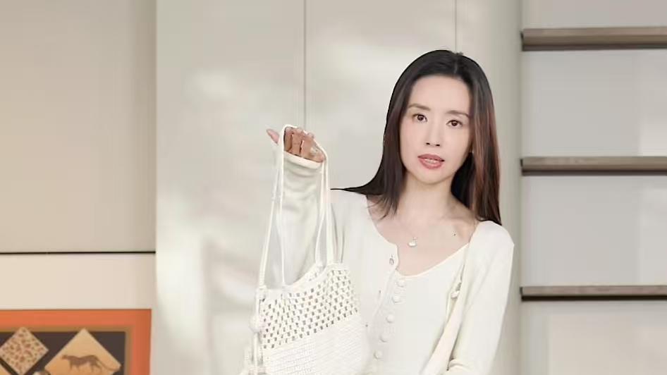 看了董洁的春季穿搭，我发现：再过30年，你也不如她时髦会穿