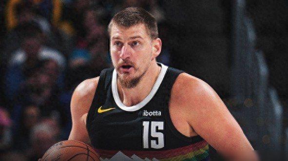 太稳了！约基奇手到擒来，超越张伯伦跻身 30+15+10 历史第二