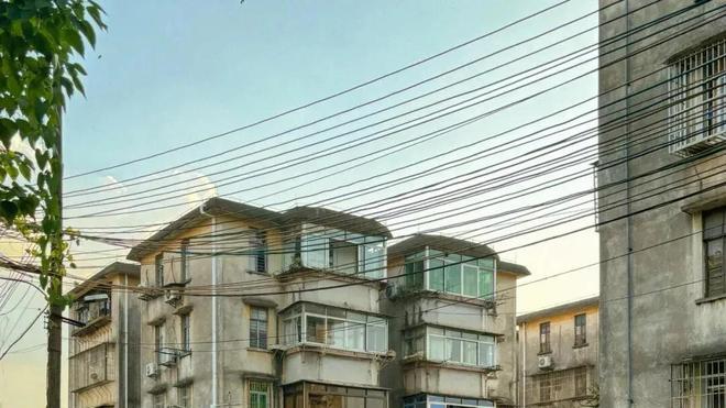 当下（2025年）房价成这样了，你会买房吗，为什么？