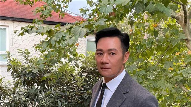 香港不老型男结婚28周年爱妻如初，曝光当年婚照示爱！